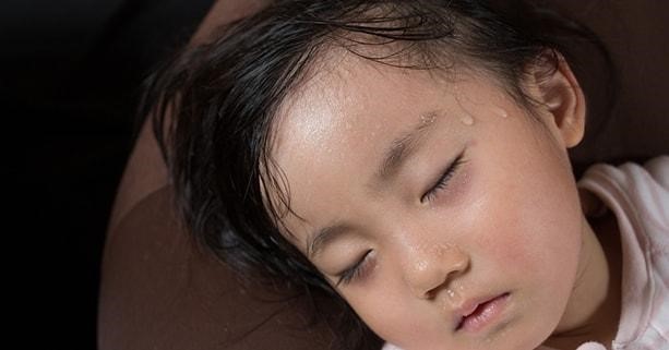 Cho trẻ ngủ ở không gian thoáng mát, rộng rãi