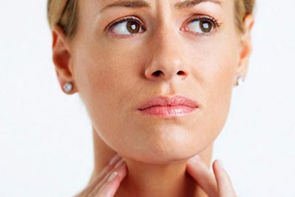 Cổ bị trướng là một trong những dấu hiệu của bệnh giãn tĩnh mạch thực quản