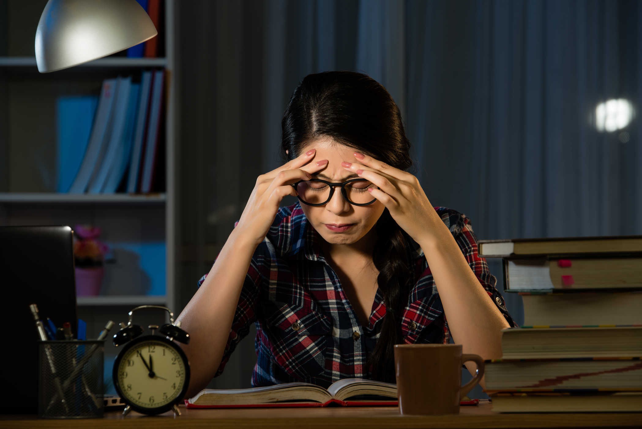 Đau đầu là một trong những dấu hiệu rõ ràng của bệnh xuất huyết não