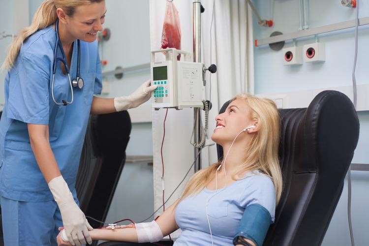 Người mắc bệnh viêm thận thường có dấu hiệu đi tiểu kèm theo máu