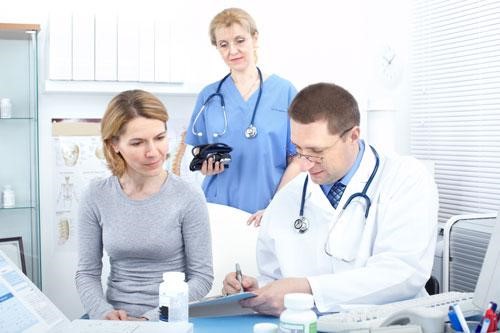 Đến các cơ sở y tế thăm khám và điều trị bệnh viêm cổ tử cung
