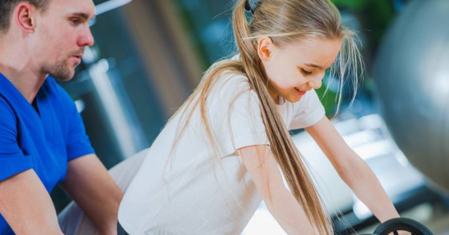 Điều trị vật lý bệnh bại liệt cho trẻ từ sớm