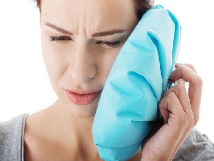 Dùng đá chườm lạnh vùng hạch nổi
