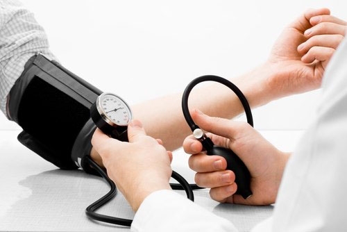 Kiểm soát huyết áp thường xuyên để phòng ngừa các bệnh tim mạch