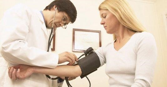 Kiểm tra đo huyết áp thường xuyên