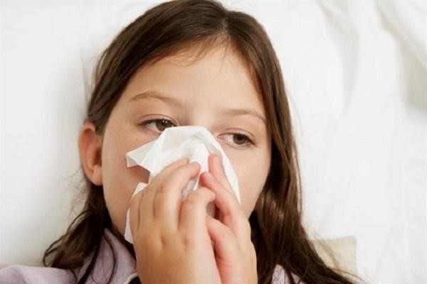 Nghẹt mũi kèm hắt hơi liên tục là triệu chứng điển hình của bệnh sổ mũi.