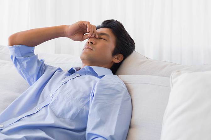 Người bị nhiễm viêm tinh hoàn thường cảm thấy khó chịu, mệt mỏi
