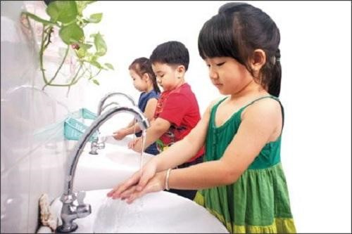 Rửa tay sau khi đi vệ sinh