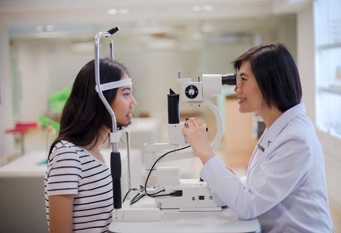 Thăm khám đo độ mắt cận thị