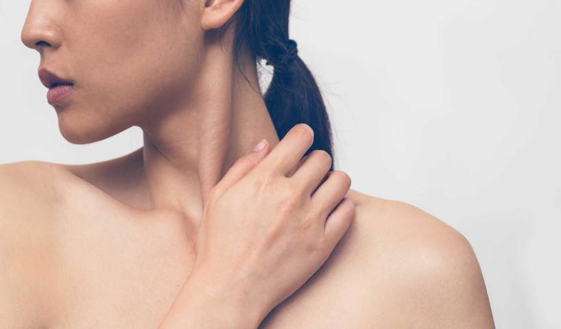 Tránh vận động mạnh khi bị chấn thương cổ