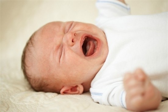Trẻ bị đổ mồ hôi trộm sẽ vô cùng khó chịu
