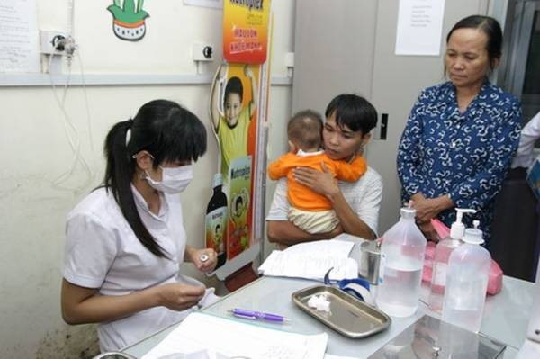 Trẻ nhỏ nên đến bác sĩ khi có dấu hiệu nhiễm sốt virus