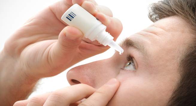 Bệnh nhân bị bệnh đau mắt đỏ cần được vệ sinh mắt thường xuyên